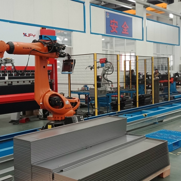 KUKA焊接機器人生產線